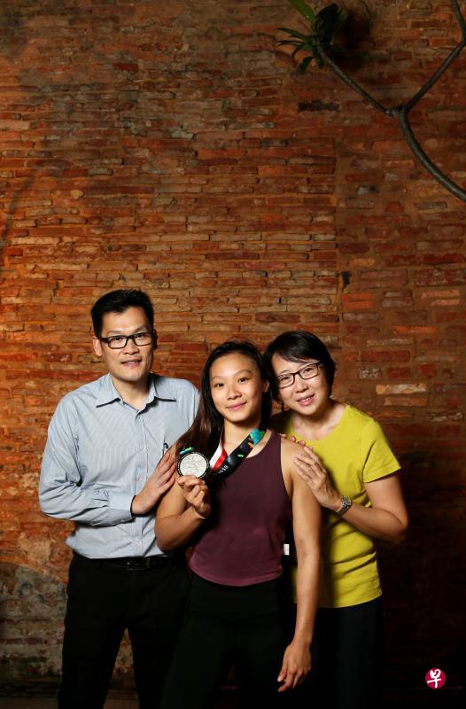 19岁的前游泳国手连天恩,训练或比赛一路来都有父母陪伴与支持,两年前她放弃泳池,转向巴西柔术,父母疑惑且担忧。她平衡运动与课业,配合训练调整饮食,以实际行动证明自己的独立与能耐,教父母对她的成长深感欣慰。 19岁的前游泳国手连天恩,训练或比赛一路来都有父母陪伴与支持,两年前她放弃泳池,转向巴西柔术,父母疑惑且担忧。她平衡运动与课业,配合训练调整饮食,以实际行动证明自己的独立与能耐,教父母对她的成长深感欣慰。