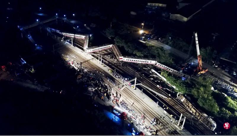 台湾一列火车今天在东北部的宜兰县出轨翻覆,造成22人死亡,171人受伤。(自由时报) 台湾一列火车今天在东北部的宜兰县出轨翻覆,造成22人死亡,171人受伤。(自由时报)