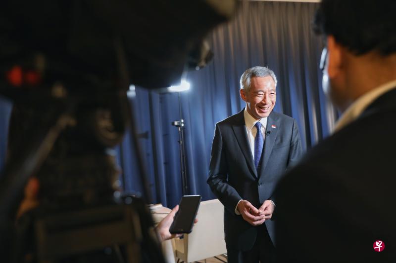 出席第12届亚欧会议的新加坡总理李显龙接受随行新加坡媒体访问。(海峡时报) 出席第12届亚欧会议的新加坡总理李显龙接受随行新加坡媒体访问。(海峡时报)
