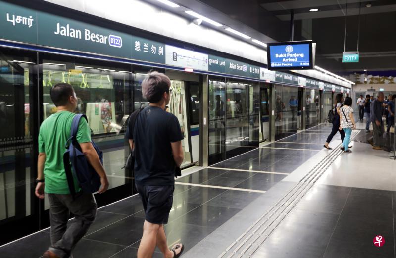陆路交通管理局提供的数据显示,使用地铁滨海市区线的乘客有所增加,乘客量从今年1月的47万人,增至9月的52万人。(档案照片) 陆路交通管理局提供的数据显示,使用地铁滨海市区线的乘客有所增加,乘客量从今年1月的47万人,增至9月的52万人。(档案照片)