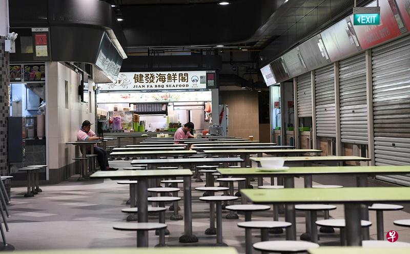 凌晨2时20分,小贩中心几乎已没有顾客。(海峡时报) 凌晨2时20分,小贩中心几乎已没有顾客。(海峡时报)