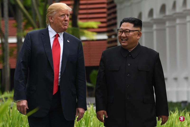 美国总统特朗普(左)与朝鲜最高领导金正恩(右)今年6月在新加坡进行第一次特金会。(法新社) 美国总统特朗普(左)与朝鲜最高领导金正恩(右)今年6月在新加坡进行第一次特金会。(法新社)