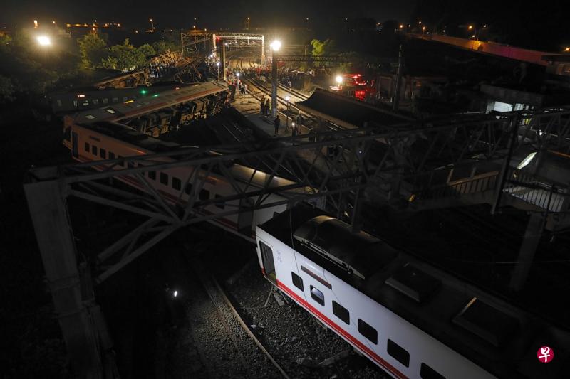 台铁第6432车次普悠玛列车发生翻覆意外，截至22日上午7时已有18人死亡，187人轻重伤。（法新社）