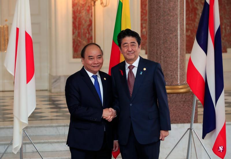 越南总理阮春福(左)本月初在东京出席日本与湄公河流域国家峰会时,与日本首相安倍晋三合照。(路透社) 越南总理阮春福(左)本月初在东京出席日本与湄公河流域国家峰会时,与日本首相安倍晋三合照。(路透社)