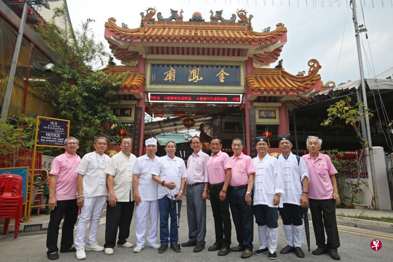 金凤庙理事会主席戴碒珉(右五)与道教总会副会长李金池(右六),在金凤庙众理事陪同下接待来自泰国、马来西亚、中国广州、香港等地的道教团体代表。(谢智扬摄) 金凤庙理事会主席戴碒珉(右五)与道教总会副会长李金池(右六),在金凤庙众理事陪同下接待来自泰国、马来西亚、中国广州、香港等地的道教团体代表。(谢智扬摄)