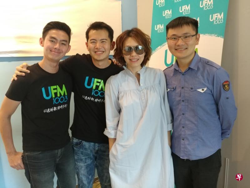 陈洁仪(右二)到UFM100.3电台。(作者提供) 陈洁仪(右二)到UFM100.3电台。(作者提供)