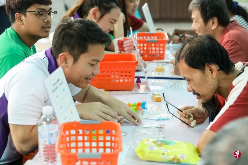 昨天在宏茂桥中心舞台举行的药剂师嘉年华活动,安排药剂师现场为公众讲解正确的服药知识,吸引许多公众参与。本周的“药剂师周”以“认识你的药物”为主题,鼓励大家了解正确的药物和疾病管理知识。(陈斌勤摄) 昨天在宏茂桥中心舞台举行的药剂师嘉年华活动,安排药剂师现场为公众讲解正确的服药知识,吸引许多公众参与。本周的“药剂师周”以“认识你的药物”为主题,鼓励大家了解正确的药物和疾病管理知识。(陈斌勤摄)