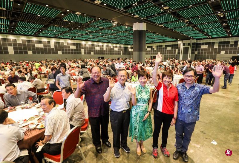 陈奕福（左起）和四位祖籍福建南安的议员林谋泉、傅海燕、李美花和王鼎昆，向与会者挥手致意。（陈斌勤摄）