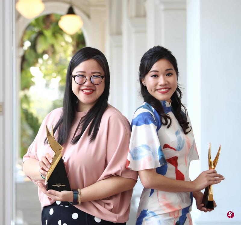 “盖世小英雄”创办人吕晴文(左)和律师张玮真(右),昨天荣获本地给予青年最高认可的新加坡杰出青年奖。(林泽锐摄) “盖世小英雄”创办人吕晴文(左)和律师张玮真(右),昨天荣获本地给予青年最高认可的新加坡杰出青年奖。(林泽锐摄)