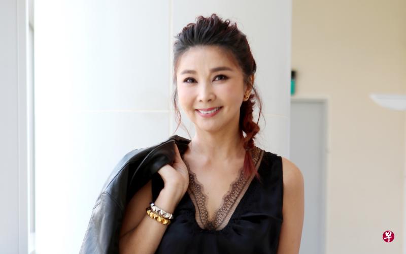 陈秀环原本对“烂脸”特效化装心有疙瘩,后来女儿赞“酷”,让她心中的阴霾一扫而空。(严宣融摄) 陈秀环原本对“烂脸”特效化装心有疙瘩,后来女儿赞“酷”,让她心中的阴霾一扫而空。(严宣融摄)