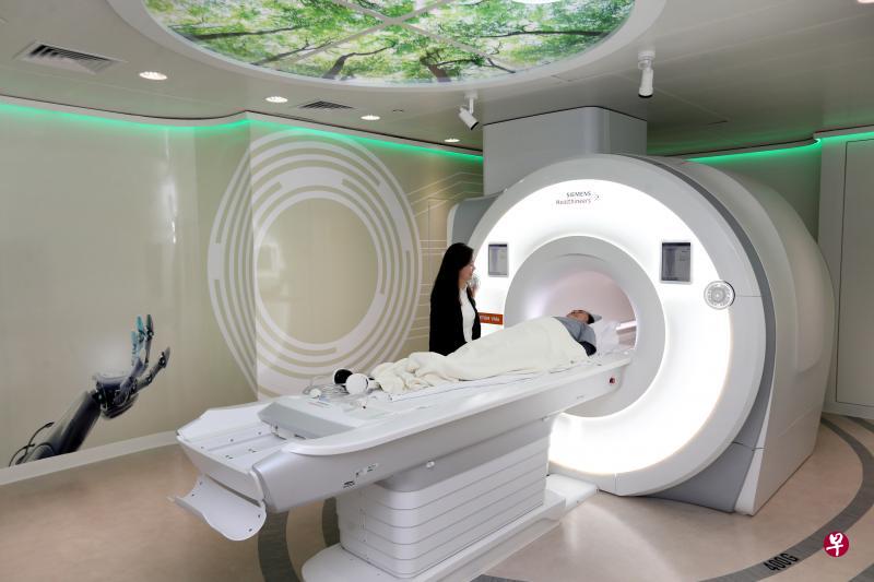 MWH医疗集团引进亚洲首台结合人工智能,和德国西门子医疗独家BioMatrix科技的磁共振成像仪器,为病人提供更快速和清晰的扫描影像。(严宣融摄) MWH医疗集团引进亚洲首台结合人工智能,和德国西门子医疗独家BioMatrix科技的磁共振成像仪器,为病人提供更快速和清晰的扫描影像。(严宣融摄)