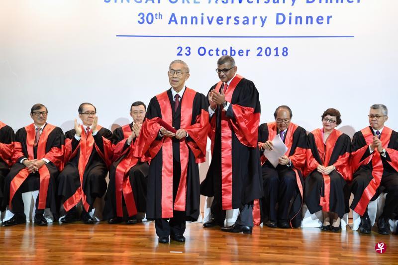 新加坡法律学会授予高级法官赵锡燊(左四)终身荣誉会员和院士名衔,也是法律学会会长的大法官梅达顺(左五)昨晚代表学会颁发这项殊荣。(海峡时报) 新加坡法律学会授予高级法官赵锡燊(左四)终身荣誉会员和院士名衔,也是法律学会会长的大法官梅达顺(左五)昨晚代表学会颁发这项殊荣。(海峡时报)