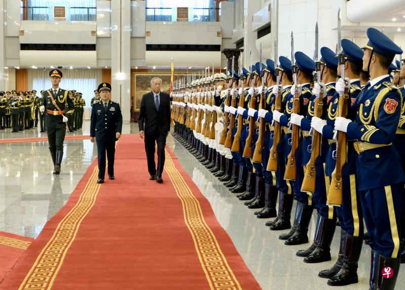 中国国务委员兼防长魏凤和上将今早举行仪式,欢迎新加坡国防部长黄永宏医生(右)访华。(新加坡国防部提供) 中国国务委员兼防长魏凤和上将今早举行仪式,欢迎新加坡国防部长黄永宏医生(右)访华。(新加坡国防部提供)