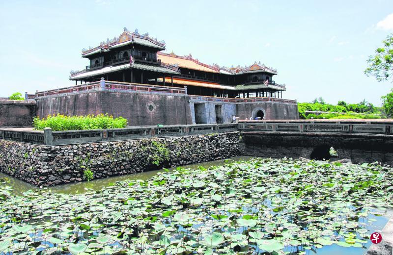 顺化皇城的午门,护城河环绕四方城墙。 顺化皇城的午门,护城河环绕四方城墙。