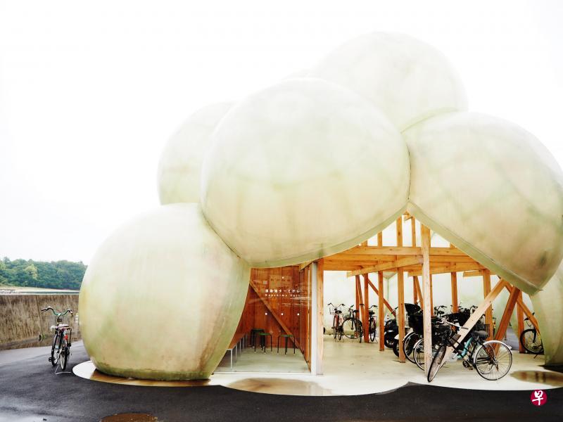 位于本村港的云形脚踏车停放处,是极实用又夺目的户外艺术装置。 位于本村港的云形脚踏车停放处,是极实用又夺目的户外艺术装置。