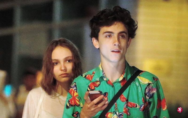 甜茶(右)与德普女儿。(互联网) 甜茶(右)与德普女儿。(互联网)