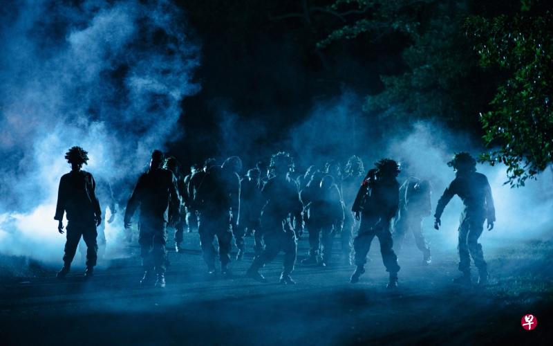 《尸杀军营》讲述神秘的病毒在新加坡军营爆发后,被咬的阿兵哥陆续变成丧尸。 《尸杀军营》讲述神秘的病毒在新加坡军营爆发后,被咬的阿兵哥陆续变成丧尸。