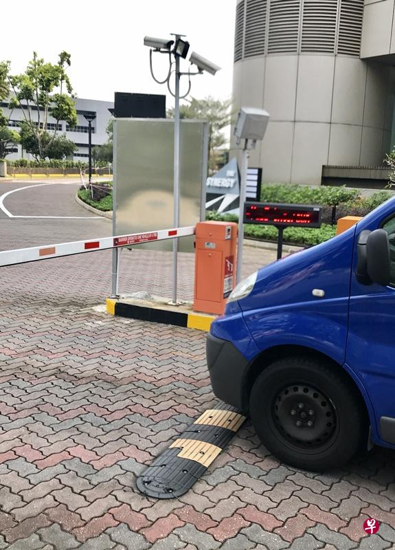 被告金俊吉到裕廊东的国际商业园,因不够钱还2元停车费,竟用胶纸贴着感应器。(刘启成 摄) 被告金俊吉到裕廊东的国际商业园,因不够钱还2元停车费,竟用胶纸贴着感应器。(刘启成 摄)
