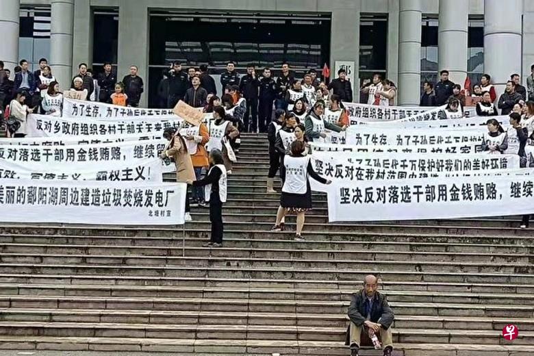 网传照片显示,不少民众到县政府外集体请愿,反对垃圾焚烧发电项目。(互联网) 网传照片显示,不少民众到县政府外集体请愿,反对垃圾焚烧发电项目。(互联网)