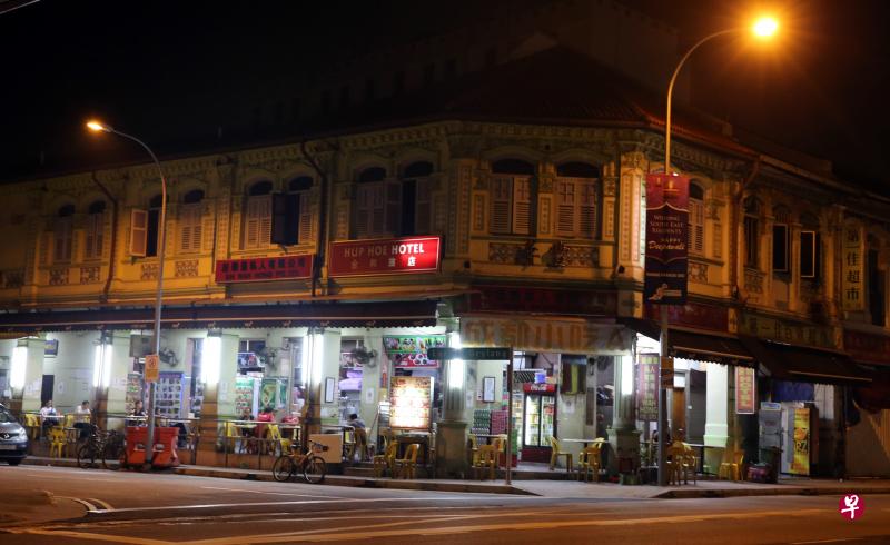 附近咖啡店业者表示,女歌星曾来追问涉案男子的下落。(刘启成 摄) 附近咖啡店业者表示,女歌星曾来追问涉案男子的下落。(刘启成 摄)