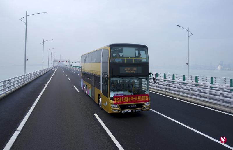 全长55公里的港珠澳大桥昨天正式通车,一辆开往香港的穿梭巴士首发班车行驶在大桥上。(香港中通社) 全长55公里的港珠澳大桥昨天正式通车,一辆开往香港的穿梭巴士首发班车行驶在大桥上。(香港中通社)