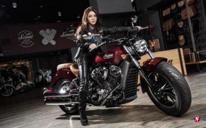 陈晓欣穿上皮外套、皮裤拍摄重机广告,帅气十足。(红球摄影) 陈晓欣穿上皮外套、皮裤拍摄重机广告,帅气十足。(红球摄影)