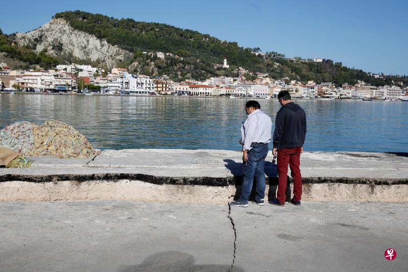 希腊西南部海岛扎金索斯的港口被震出一道大裂痕,但海港的日常运作未受影响。(路透社) 希腊西南部海岛扎金索斯的港口被震出一道大裂痕,但海港的日常运作未受影响。(路透社)