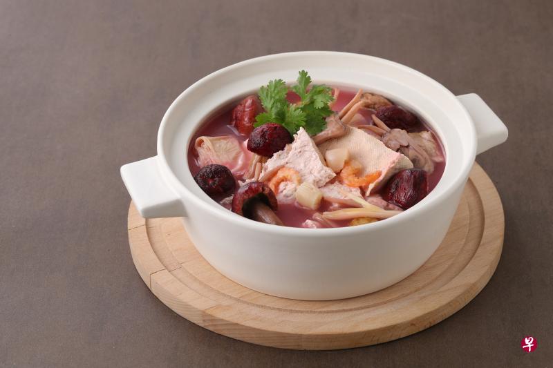 红菇焖豆皮集合六种鲜美食材。 红菇焖豆皮集合六种鲜美食材。