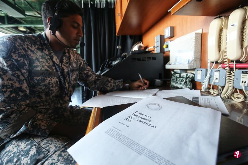 负责指挥项目的达鲁塔卡号通过无线电逐一向各军舰发问,要求对方给出《海上意外相遇规则》(CUES)中对应指定指示和海上动作的代码,限定对方在给定时间内作答。(谢智扬摄) 负责指挥项目的达鲁塔卡号通过无线电逐一向各军舰发问,要求对方给出《海上意外相遇规则》(CUES)中对应指定指示和海上动作的代码,限定对方在给定时间内作答。(谢智扬摄)