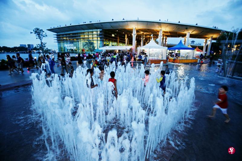 滨海堤坝今年庆祝启用10周年,副总理兼国家安全统筹部长张志贤和环境及水源部长马善高昨晚出席了压轴的嘉年华庆典。(联合早报) 滨海堤坝今年庆祝启用10周年,副总理兼国家安全统筹部长张志贤和环境及水源部长马善高昨晚出席了压轴的嘉年华庆典。(联合早报)