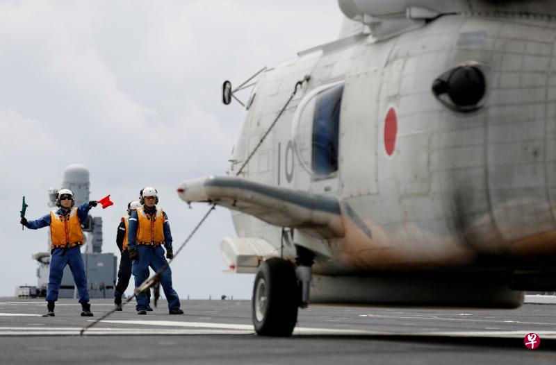 在加贺号直升机航母上,在飞行甲板执勤的起降引导员中就有女兵(左一)。(路透社) 在加贺号直升机航母上,在飞行甲板执勤的起降引导员中就有女兵(左一)。(路透社)