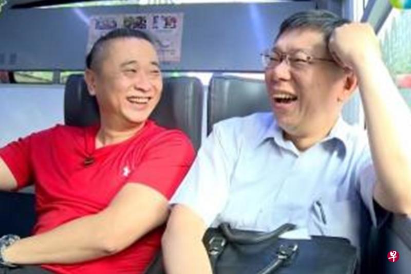 邰智源(左)伙拍柯文哲上节目,人气爆升。(互联网) 邰智源(左)伙拍柯文哲上节目,人气爆升。(互联网)