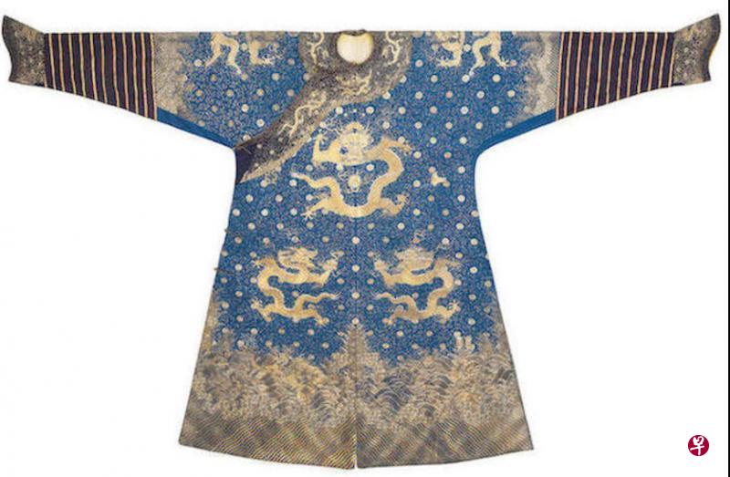 专家指出,乾隆的这件龙袍是出席祭祀祈祷活动时使用的吉服,上面绣着九条龙。(互联网) 专家指出,乾隆的这件龙袍是出席祭祀祈祷活动时使用的吉服,上面绣着九条龙。(互联网)