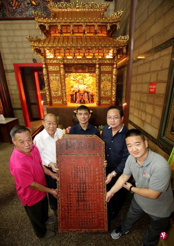 水廊头大伯公福德神庙找回113年前重修时所立的木匾。左起是水廊头大伯公庙总务林翼鹏、主席郑亚味、文史研究员吴庆辉、国大中文系高级研究员许源泰和中文系硕士生杨治中。(龙国雄摄) 水廊头大伯公福德神庙找回113年前重修时所立的木匾。左起是水廊头大伯公庙总务林翼鹏、主席郑亚味、文史研究员吴庆辉、国大中文系高级研究员许源泰和中文系硕士生杨治中。(龙国雄摄)