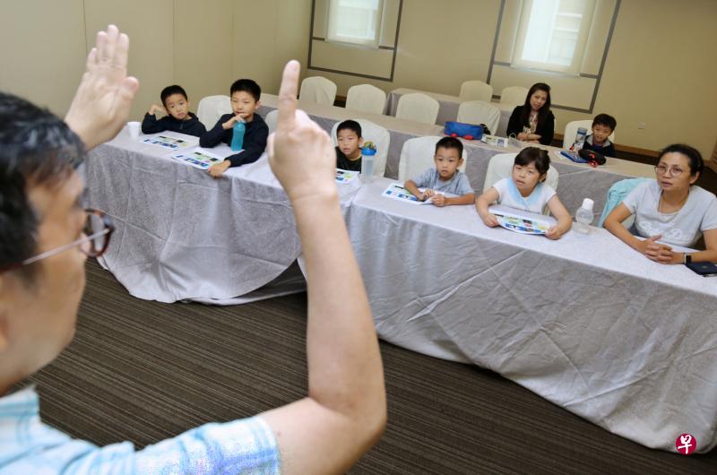 醉花林俱乐部开办儿童和亲子潮语基础班,本地潮语新闻播报员林仰忠担任老师,用互动游戏教小朋友讲潮州话。(梁麒麟摄) 醉花林俱乐部开办儿童和亲子潮语基础班,本地潮语新闻播报员林仰忠担任老师,用互动游戏教小朋友讲潮州话。(梁麒麟摄)