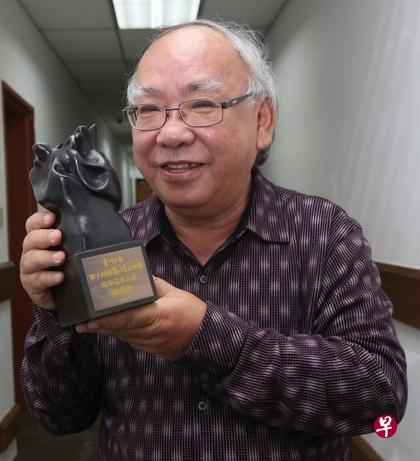 马来西亚作家陈政欣近年连连获得重要文学奖项,今年他又攻下第五届南洋华文文学奖。图为他去年获颁花踪文学奖的马华文学大奖。(星洲日报) 马来西亚作家陈政欣近年连连获得重要文学奖项,今年他又攻下第五届南洋华文文学奖。图为他去年获颁花踪文学奖的马华文学大奖。(星洲日报)