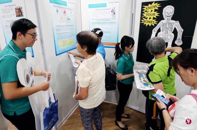 亚历山大医院昨天举行关怀日,邀请居民、德士与巴士司机等参观医院,分享健康相关知识,并免费为他们检查血压和血糖等。(梁麒麟摄) 亚历山大医院昨天举行关怀日,邀请居民、德士与巴士司机等参观医院,分享健康相关知识,并免费为他们检查血压和血糖等。(梁麒麟摄)