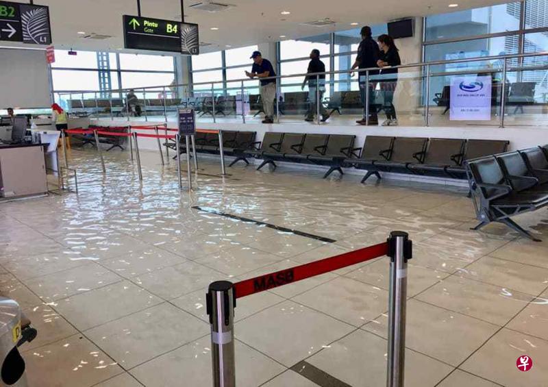 昨天上午局部地区的豪雨导致槟城国际机场停机坪和国内班机的出境厅淹水,许多乘客都跑到高处避水。(取自曾家麟面簿) 昨天上午局部地区的豪雨导致槟城国际机场停机坪和国内班机的出境厅淹水,许多乘客都跑到高处避水。(取自曾家麟面簿)
