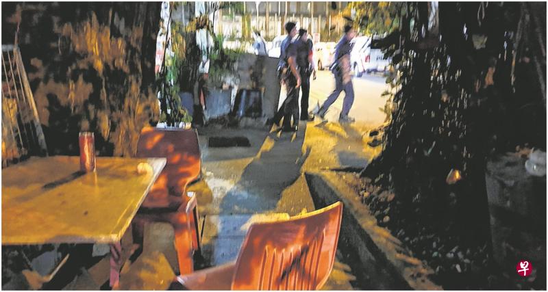 芽笼16巷赌档上周三遭突击后一夕清空,警员从早到晚巡逻。(梁麒麟摄) 芽笼16巷赌档上周三遭突击后一夕清空,警员从早到晚巡逻。(梁麒麟摄)