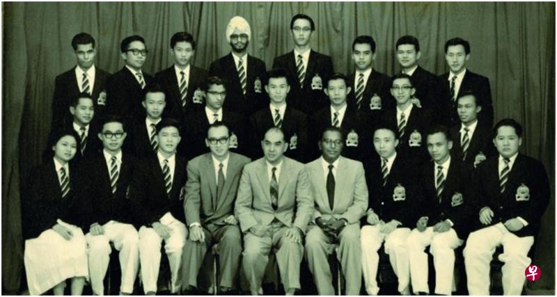 18岁那年的吴作栋(后排右四)和莱佛士书院学长团的合照,那一年他的叔叔带他出席巴西班让区人民行动党的群众大会。(世界科技出版公司提供) 18岁那年的吴作栋(后排右四)和莱佛士书院学长团的合照,那一年他的叔叔带他出席巴西班让区人民行动党的群众大会。(世界科技出版公司提供)