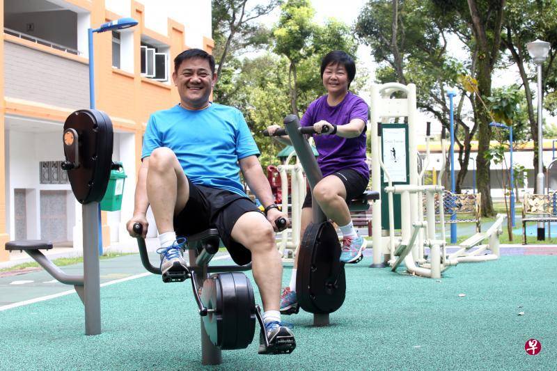 梁峰源(左)每周一至五的早晨都会在妻子王楚甯的陪同下,一起积极做运动。 梁峰源(左)每周一至五的早晨都会在妻子王楚甯的陪同下,一起积极做运动。