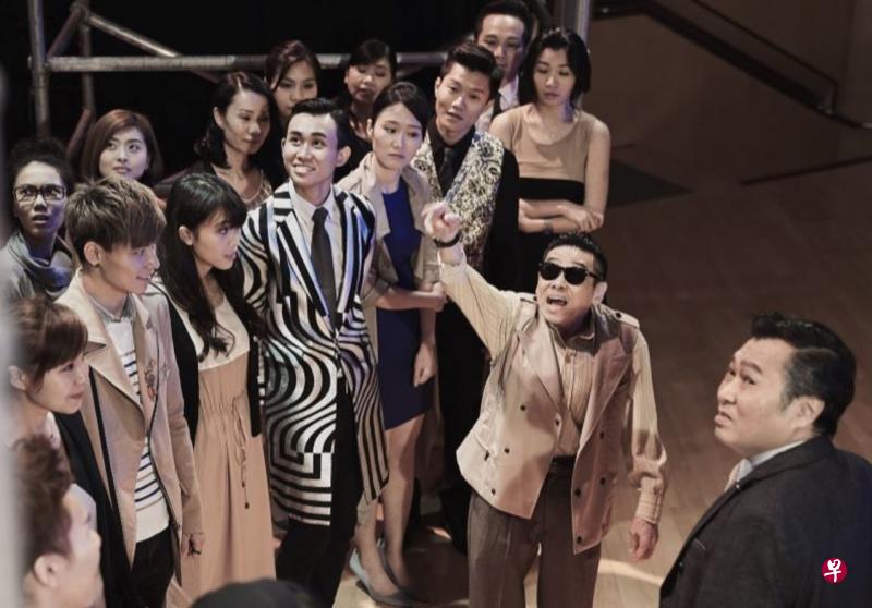 泰迪罗宾(前排右一)的新作《喜怒哀乐》故事奇幻,充满诡异奇趣。(剧照/邵氏) 泰迪罗宾(前排右一)的新作《喜怒哀乐》故事奇幻,充满诡异奇趣。(剧照/邵氏)