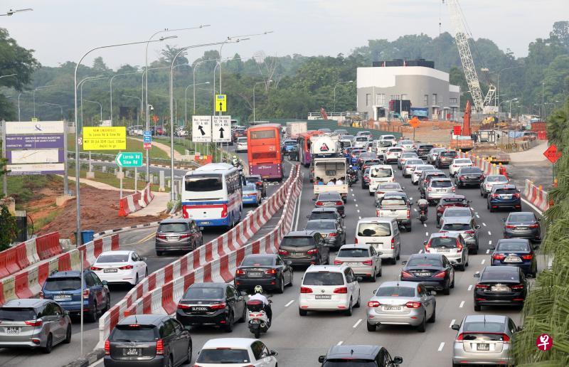 新罗尼大道南向路段通车后,预计有助舒缓罗尼路和PIE繁忙时段的车流量,但昨早的繁忙时段,路上仍出现拥堵情况。(邝启聪摄) 新罗尼大道南向路段通车后,预计有助舒缓罗尼路和PIE繁忙时段的车流量,但昨早的繁忙时段,路上仍出现拥堵情况。(邝启聪摄)