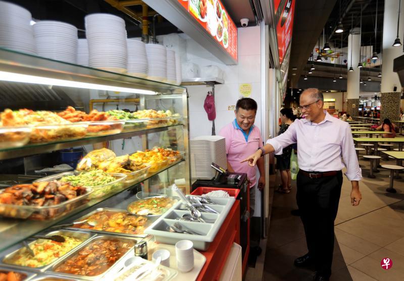 环境及水源部长马善高昨天到淡滨尼天地小贩中心用早餐,并与小贩交流,了解他们的营业情况。(严宣融摄) 环境及水源部长马善高昨天到淡滨尼天地小贩中心用早餐,并与小贩交流,了解他们的营业情况。(严宣融摄)