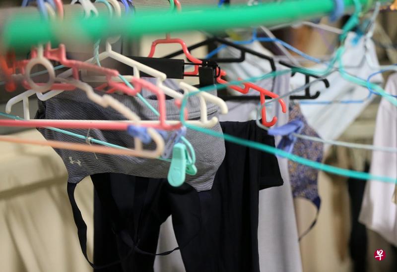 被告偷走晾在走廊的内衣裤。(示意图) 被告偷走晾在走廊的内衣裤。(示意图)