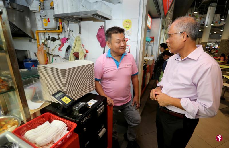 马善高昨天到淡滨尼天地小贩中心用早餐,并与小贩交流,了解他们的营业情况。(严宣融摄) 马善高昨天到淡滨尼天地小贩中心用早餐,并与小贩交流,了解他们的营业情况。(严宣融摄)