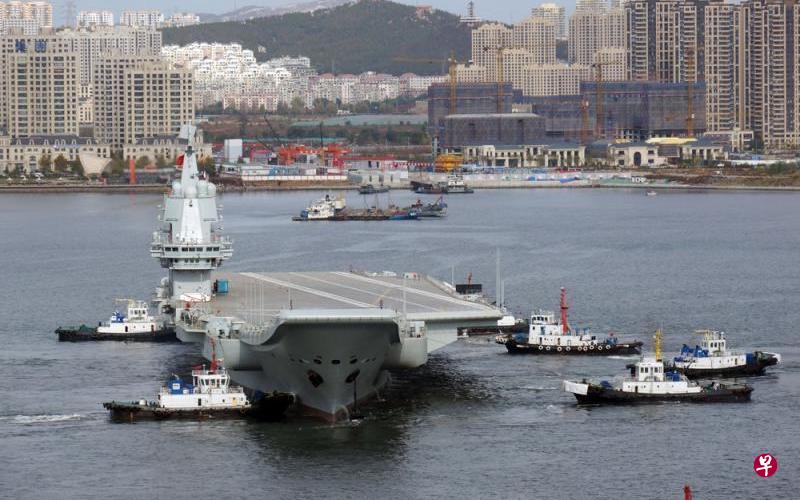 中国首艘国产001A型航母前天上午在多艘拖船协助下,前往黄海北部海域进行第三次海试。(互联网) 中国首艘国产001A型航母前天上午在多艘拖船协助下,前往黄海北部海域进行第三次海试。(互联网)