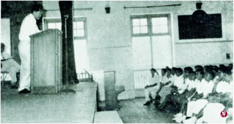 李光耀应莱佛士书院历史学会之邀,向该校学生演讲,当时主持讲座的就是学会会长吴作栋。(世界科技出版公司提供) 李光耀应莱佛士书院历史学会之邀,向该校学生演讲,当时主持讲座的就是学会会长吴作栋。(世界科技出版公司提供)