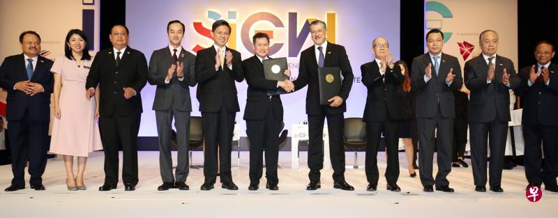 贸工部长陈振声(左五)、贸工部高级政务部长许宝琨医生(左四)与多位亚细安政要,在新加坡国际能源周开幕仪式上见证了亚细安秘书长林玉辉(左六)和国际可再生能源署总干事阿德南·阿敏(右五)签署亚细安—国际可再生能源署谅解备忘录。(邝启聪摄) 贸工部长陈振声(左五)、贸工部高级政务部长许宝琨医生(左四)与多位亚细安政要,在新加坡国际能源周开幕仪式上见证了亚细安秘书长林玉辉(左六)和国际可再生能源署总干事阿德南·阿敏(右五)签署亚细安—国际可再生能源署谅解备忘录。(邝启聪摄)