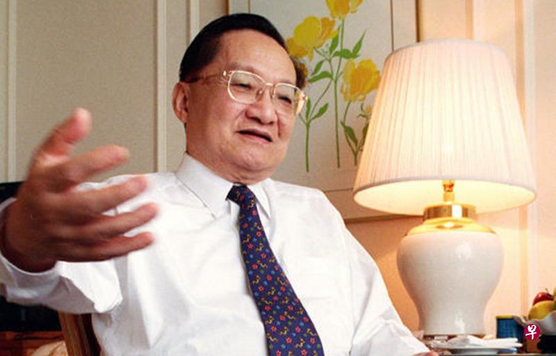 金庸1997年在下榻的酒店接受作者访问时,坚持不愿在这本作者带去的《金庸传》签名,原因是他认为书中内容与事实不符。(档案照片) 金庸1997年在下榻的酒店接受作者访问时,坚持不愿在这本作者带去的《金庸传》签名,原因是他认为书中内容与事实不符。(档案照片)